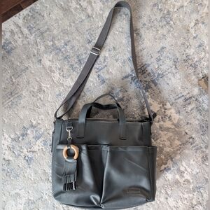 SKIP HOP Greenwich Simply Chic Tote Smoke